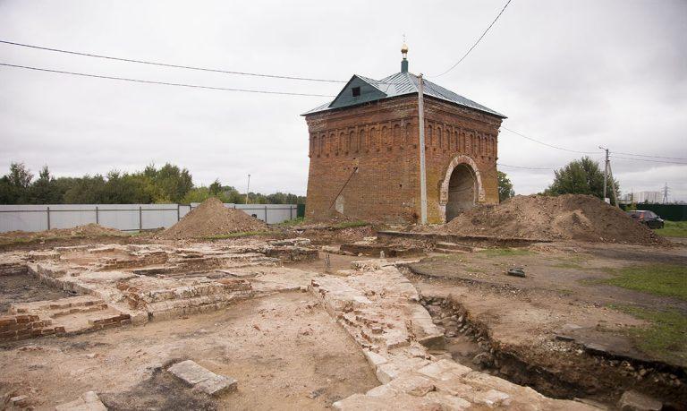 фундамент на надгробьях и покои царевича алексея: открыты новые тайны жёлтикова монастыря в твери